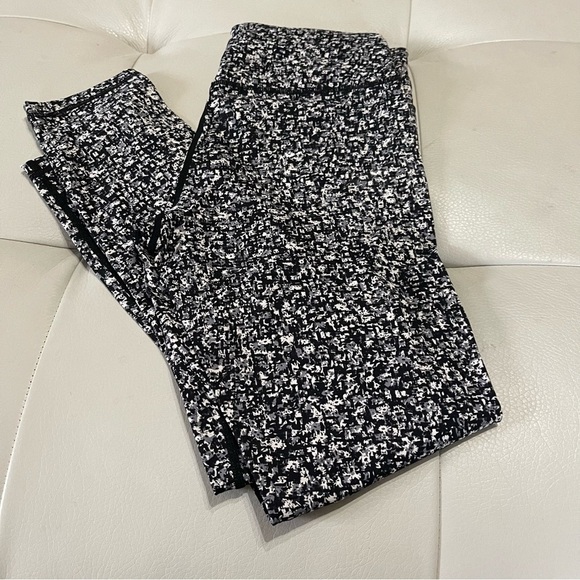 Zyia Black Mosaic Soft n Snug Mid-Rise 7/8 24” leggings size 4 NWOT - Picture 1 of 9